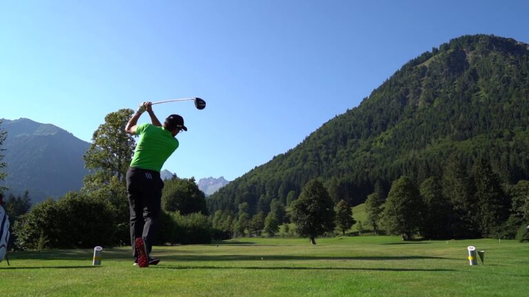 Golfurlaub im malerischen Bergpanorama